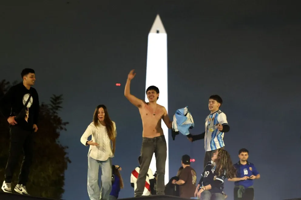 Aficionados celebran el triunfo de Argentina frente a Inglaterra. Foto: EFE.