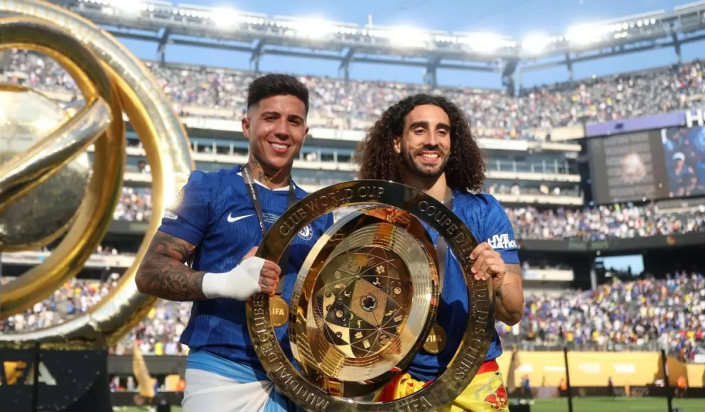 Fernández (izq.) y Cucurella, con el trofeo del Mundial de Clubes 2025. Foto: FIFA.