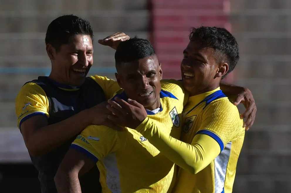 Fajardo (centro), de ABB, festeja uno de sus goles con sus compañeros. Foto: APG.