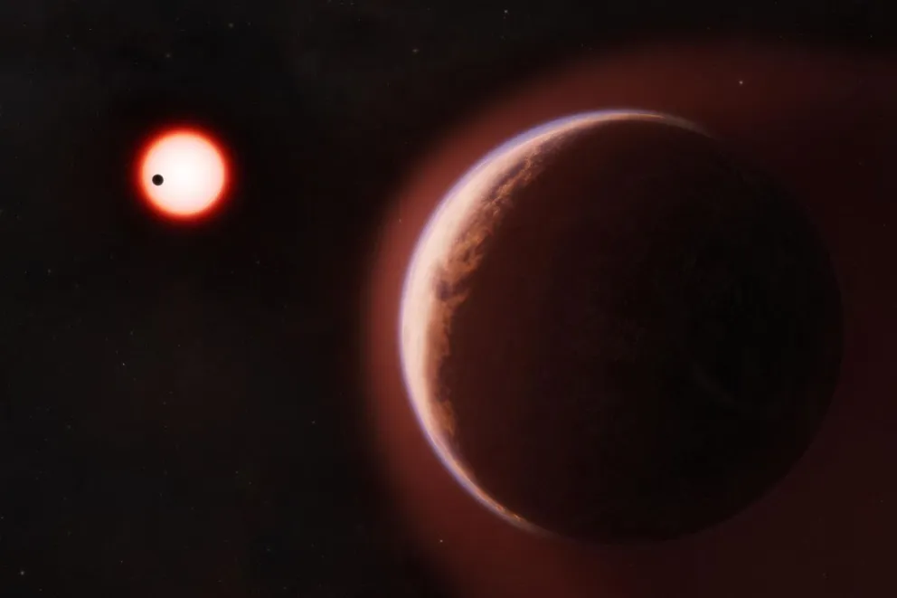 El exoplaneta LHS 1140 b aparece en primer plano, rodeado de una atmósfera rica en helio. Otro planeta rocoso cercano orbita alrededor de la misma enana roja fría que se divisa a lo lejos. Foto: Melissa Weiss/Centro de Astrofísica | Harvard y Smithsonian