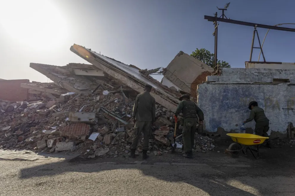 Integrantes de Ejercito de Venezuela recogen escombros este 14 de julio de 2026, en Catia La Mar (Venezuela). Foto: EFE