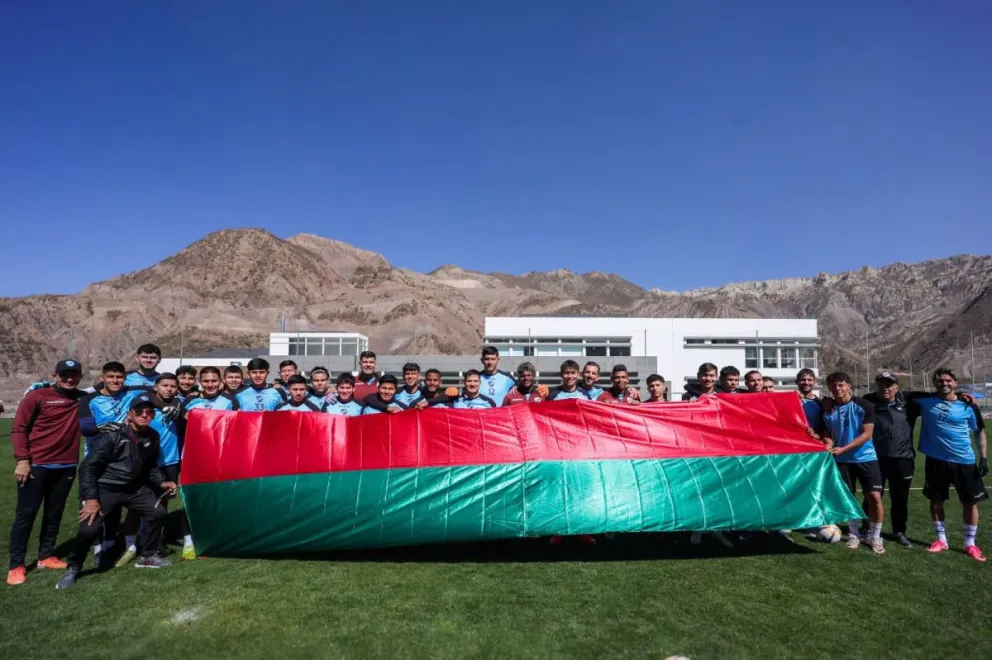El plantel celeste con la bandera de La Paz en Ananta por el 16 de julio. Foto: Club Bolívar.