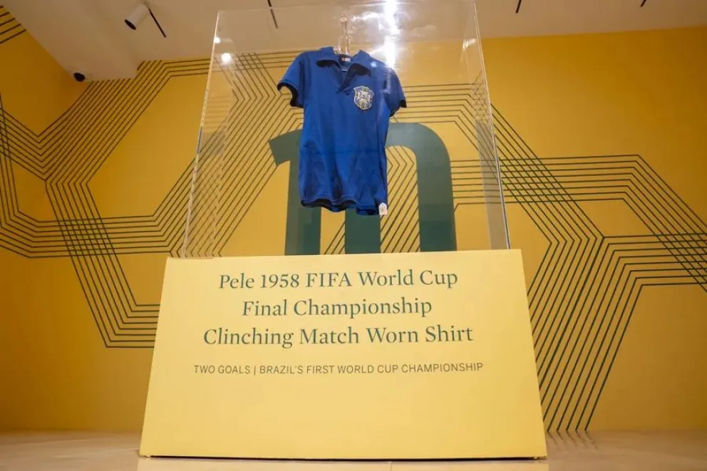 La camiseta que Pelé vistió en la final del Mundial de Suecia 1958. Foto: EFE.