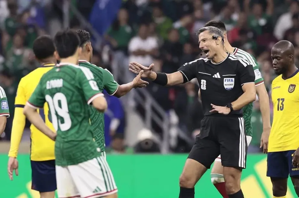 El árbitro esloveno Slavko Vincic durante el partido entre México y Ecuador por los dieciseisavos de final. Foto: EFE