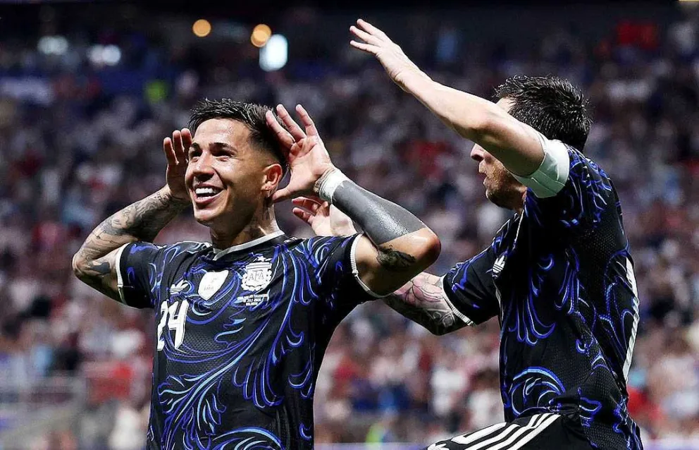 Enzo Fernández (izq.) festeja el gol del empate de Argentina contra Inglaterra. Messi se suma a la celebración. Foto: AFA