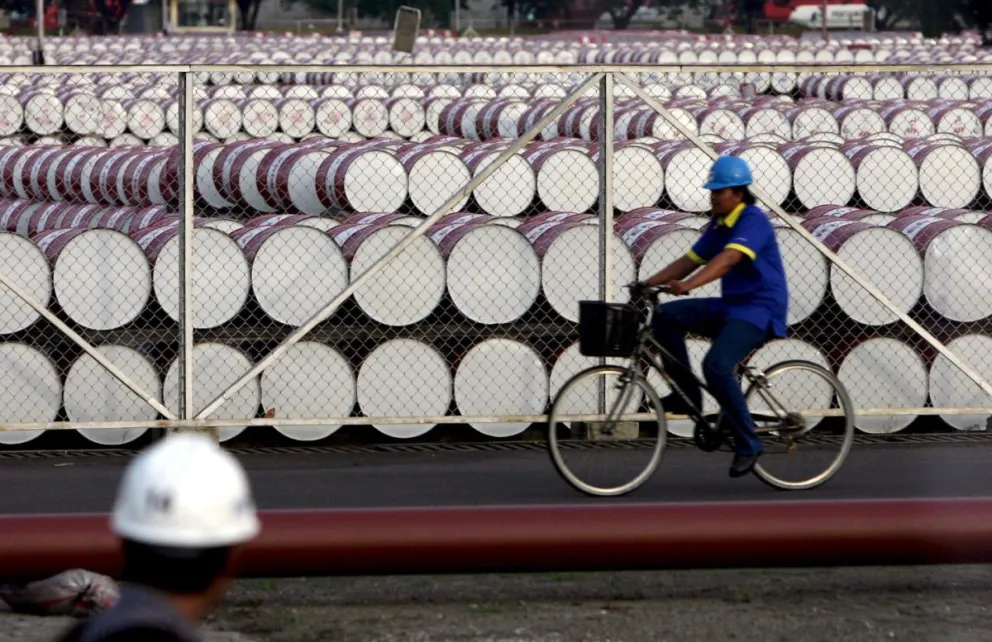Barriles en un depósito de petróleo. Foto: EFE