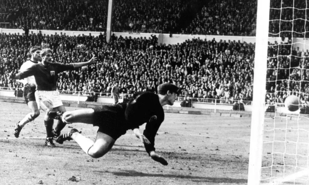 Fotografía de archivo del 30 de julio de 1966, en la que se ve la jugada polémica de la final entre Alemania e Inglaterra. Foto: EFE