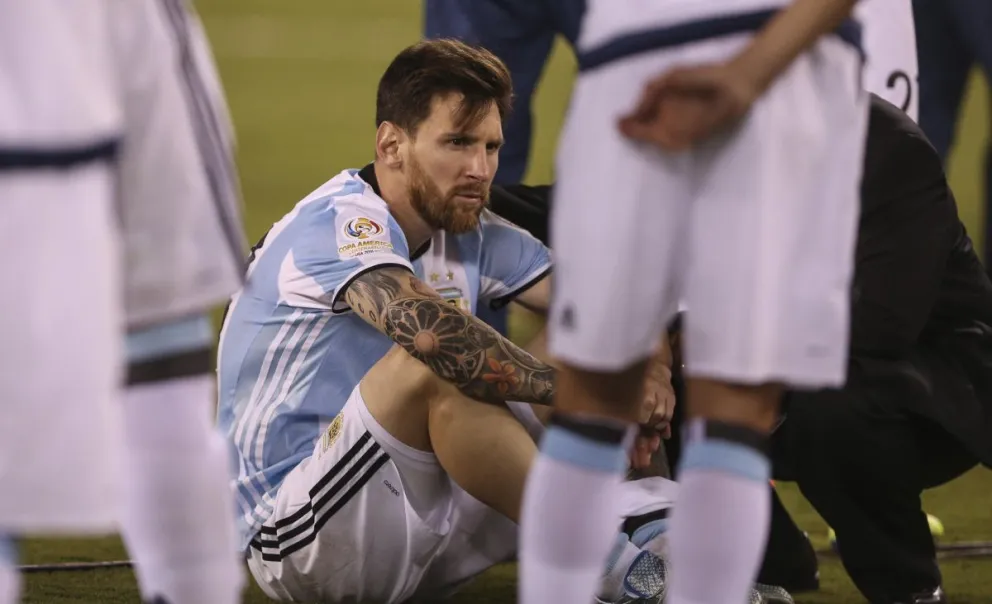 Toda la tristeza de Lionel Messi después de que Argentina perdió ante Chile la final de la Copa América Centenario en el estadio MetLife. Foto: EFE