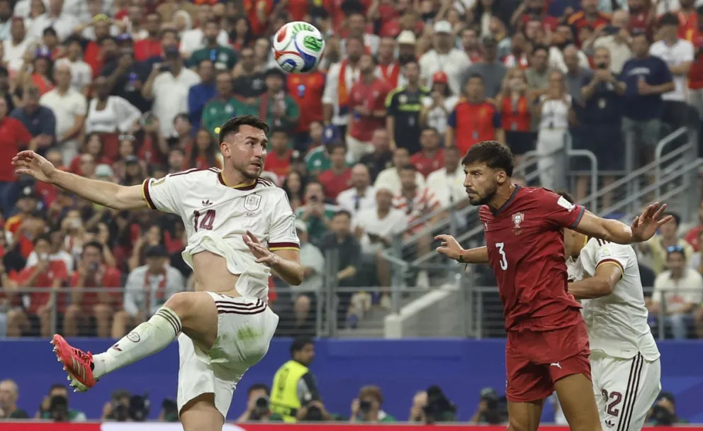 Aymeric Laporte (izq.) y Pau Cubarsí (der) durante el partido frente a Portugal. Foto: EFE