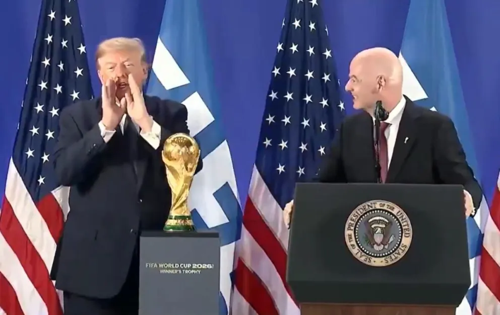 Captura de video publicado en la cuenta en X @RapidResponse47 en el que se ve a Donald Trump junto al presidente de la FIFA, Gianni Infantino. Crédito: EFE