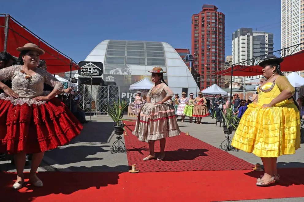 Mujeres aimaras desfilan durante el evento 'Pasarela Andina' en La Paz. Foto: EFE