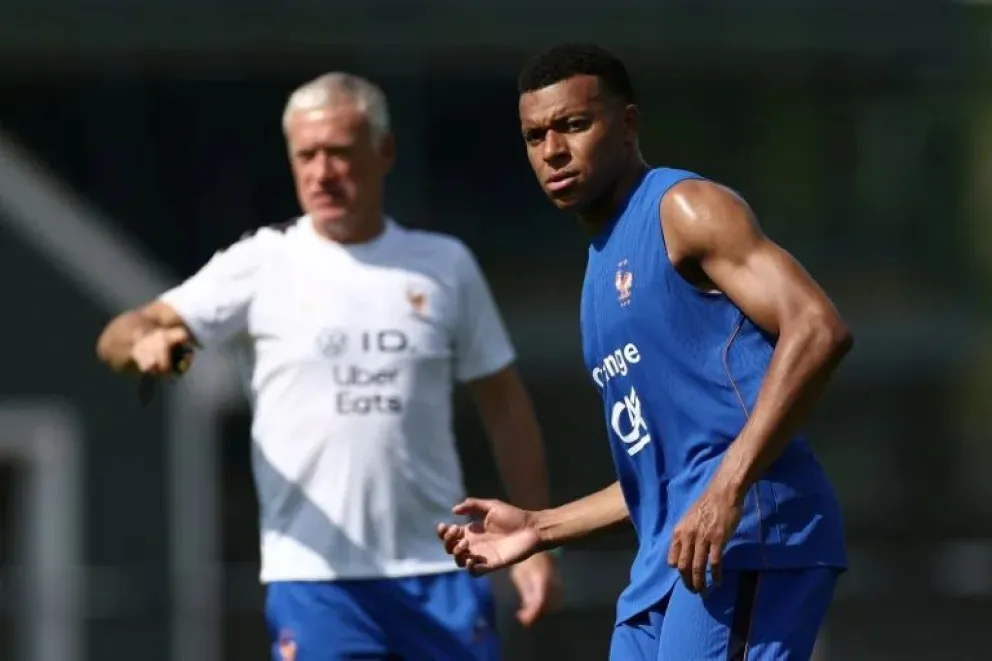 Kylian Mbappé (der.) y el técnico Didier Deschamps durante uno de los últimos entrenamientos de la selección francesa.