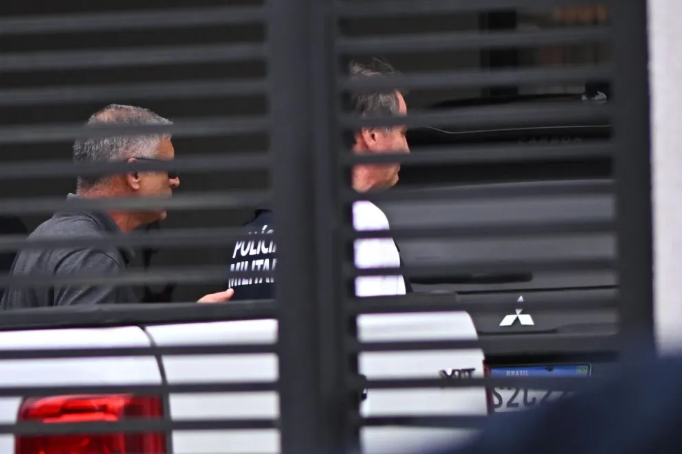 Fotografía de archivo, tomada el pasado 27 de marzo, en la que se captó al expresidente brasileño Jair Bolsonaro (d) a la llegada a su casa, tras salir de una atención hospitalaria, en Brasilia (Brasil). EFE