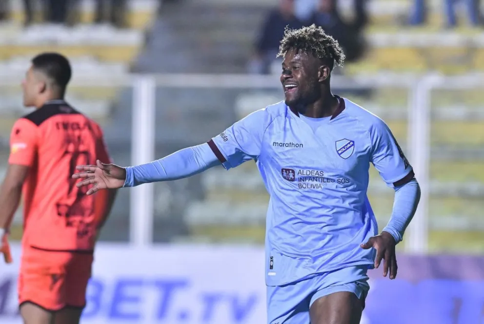 El colombiano Dairon Asprilla festeja el tercer gol de Bolívar. Foto: APG