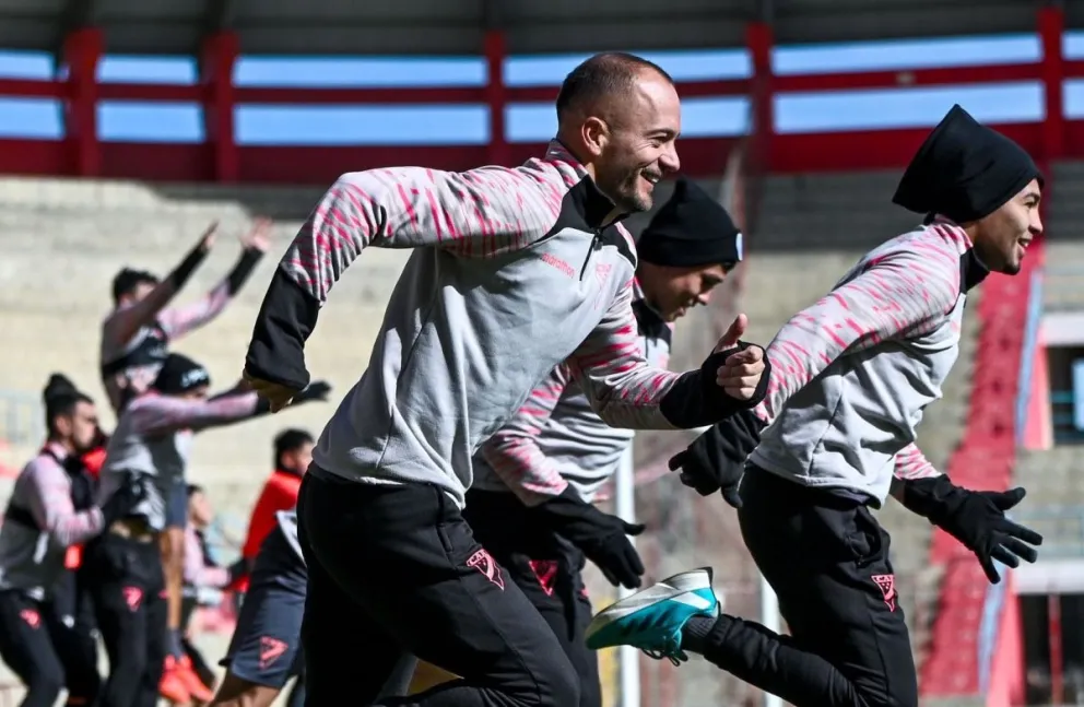 Juan Godoy (centro) y sus compañeros durante un entrenamiento del Millonario en el estadio Municipal de El Alto. Foto: Always Ready.