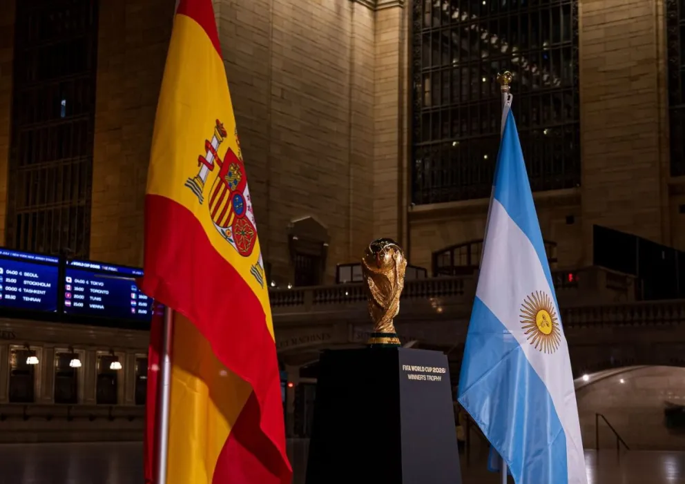 Las banderas de las selecciones finalistas junto al ansiado trofeo. Foto: FIFA.