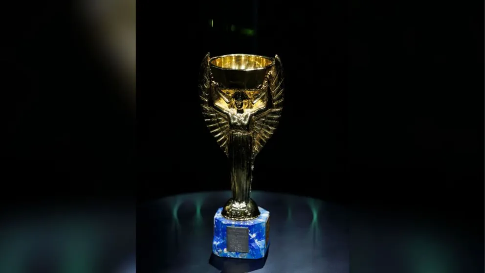 Réplica del trofeo Jules Rimet expuesto el 8 de junio en Nueva York. Foto: EFE.
