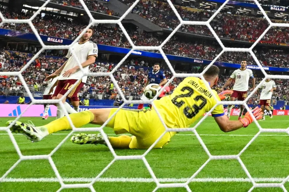 Unai Simon hace una parada en las semifinales ante Francia. Foto: EFE.