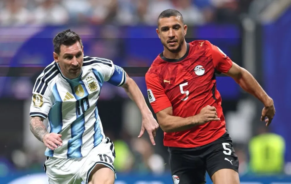 Messi (izq.), en el partido contra Egipto. Foto: AFA.