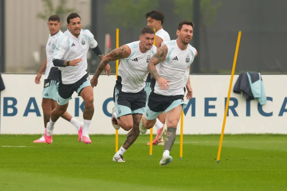Messi (adelante), en la última práctica de Argentina. Foto: EFE.