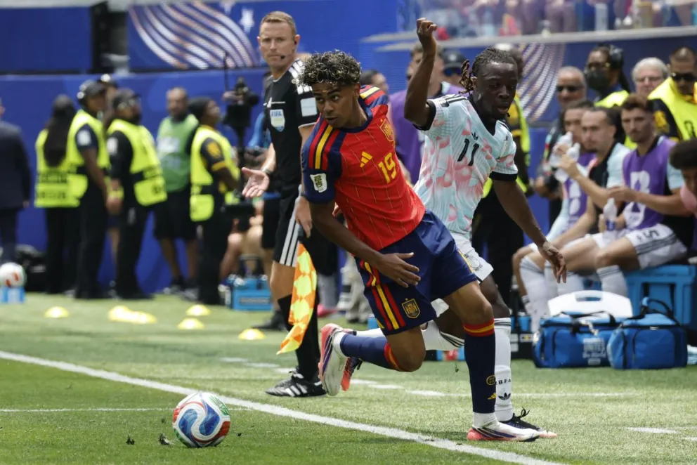 El español Lamine Yamal (de rojo), en el Mundial 2026. Foto: EFE.