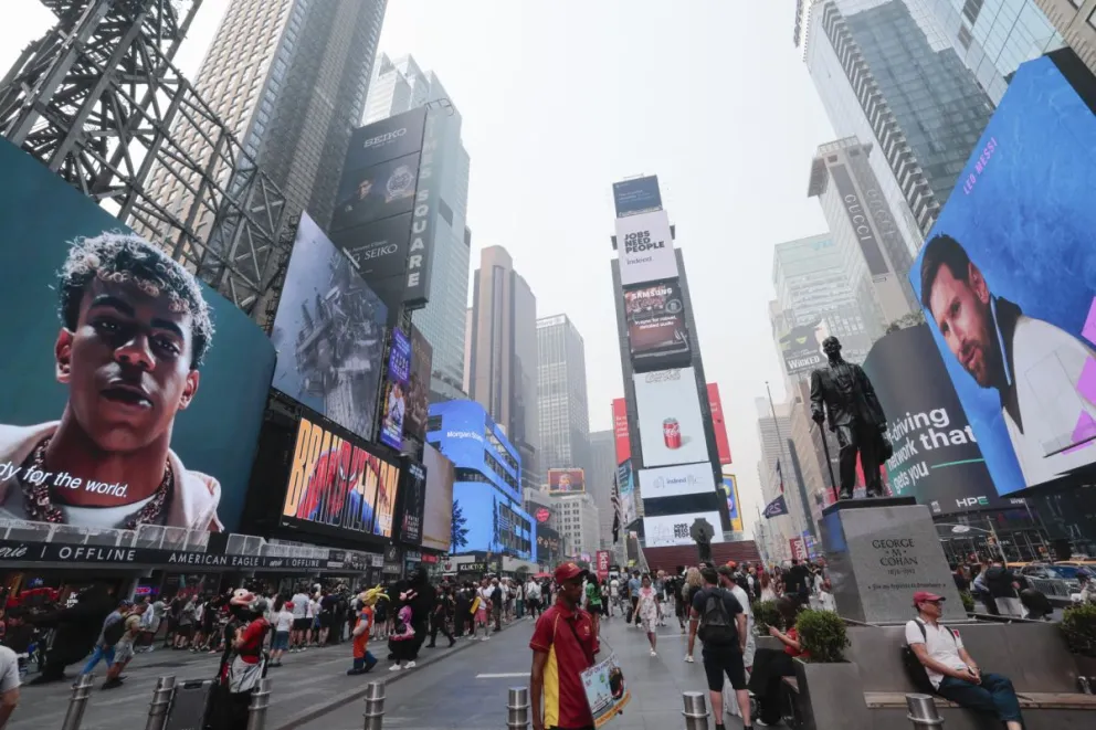 El español Lamine Yamal y el argentino Leo Messi tomaron las grandes pantallas de Times Square. Foto: EFE.