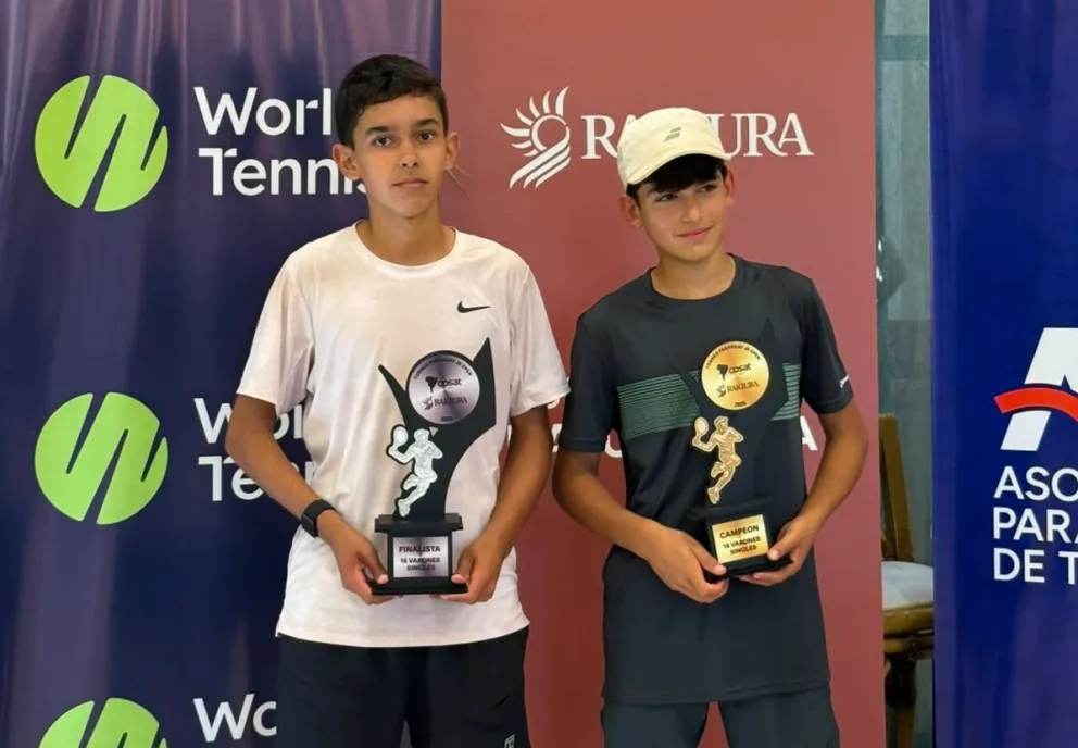 Benítez (de blanco), en la ceremonia de premiación, junto a su rival. Foto: FBT.
