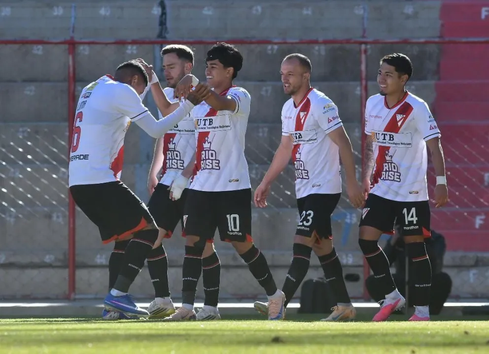 Maraude (10) festeja su gol junto a sus compañeros. Foto: APG.