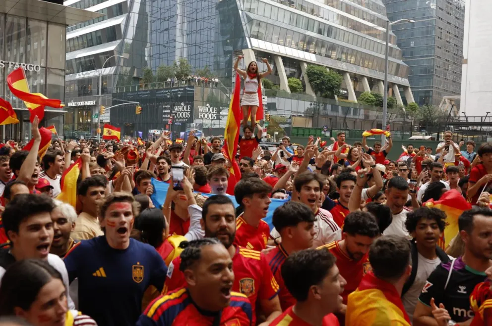 Hinchas de la selección de España se reúnen a un día de la final del Mundial Foto: EFE.