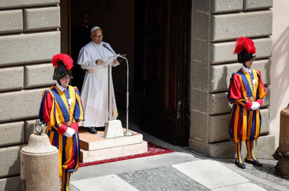 El papa durante del rezo del Ángelus este domingo en Castel Gandolfo. Foto: EFE