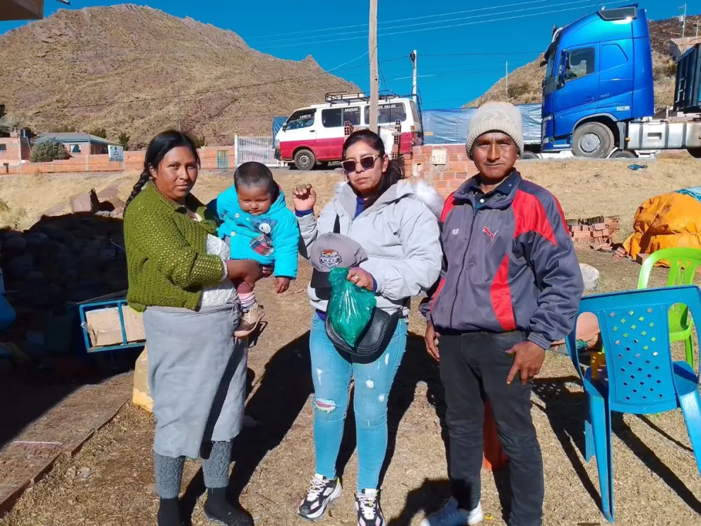 "El Yungueñito", junto a su esposa Ángela, su bebé, y su comadre Nelly (al centro). Foto: Sumando Voces

