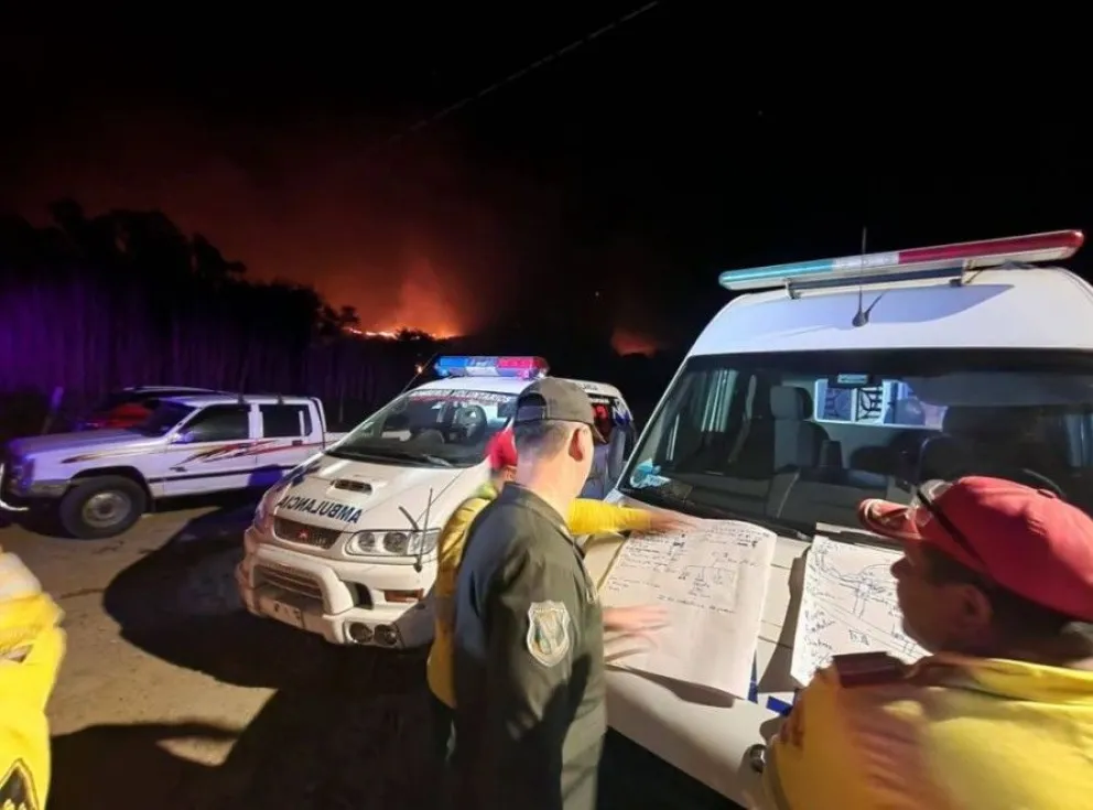 El coronel Roger Roca informó que el incendio en Erquis fue sofocado en un 80%. Foto: El País de Tarija