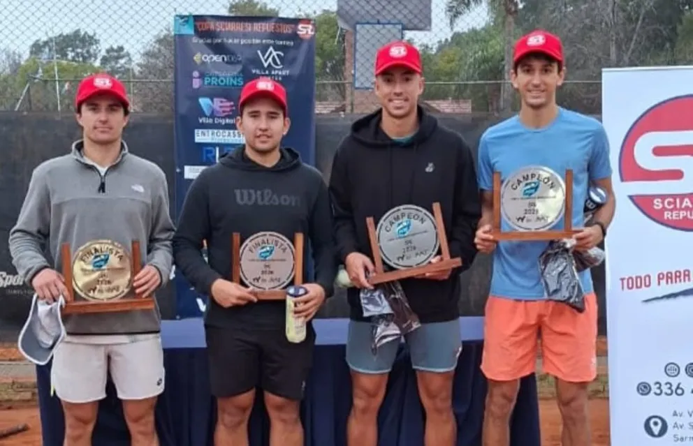 Murkel (segundo desde la derecha) y Rodríguez (de celeste) con sus trofeos de campeones. Foto: M15 Villa Constitución.