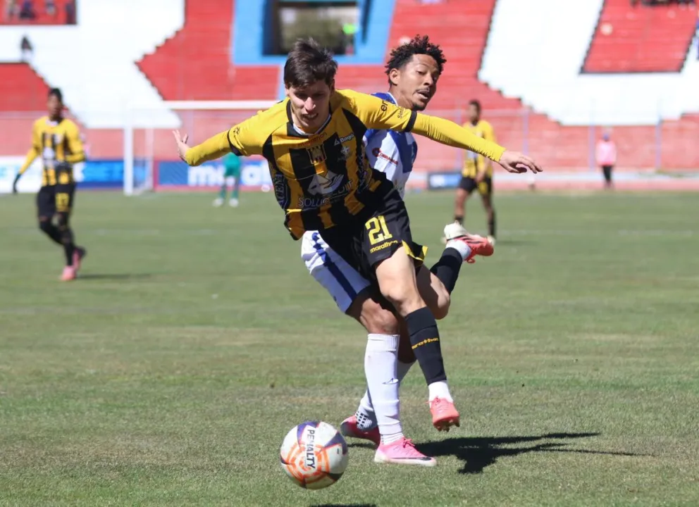 Una incidencia del lance disputado en el estadio Jesús Bermúdez. Foto: APG