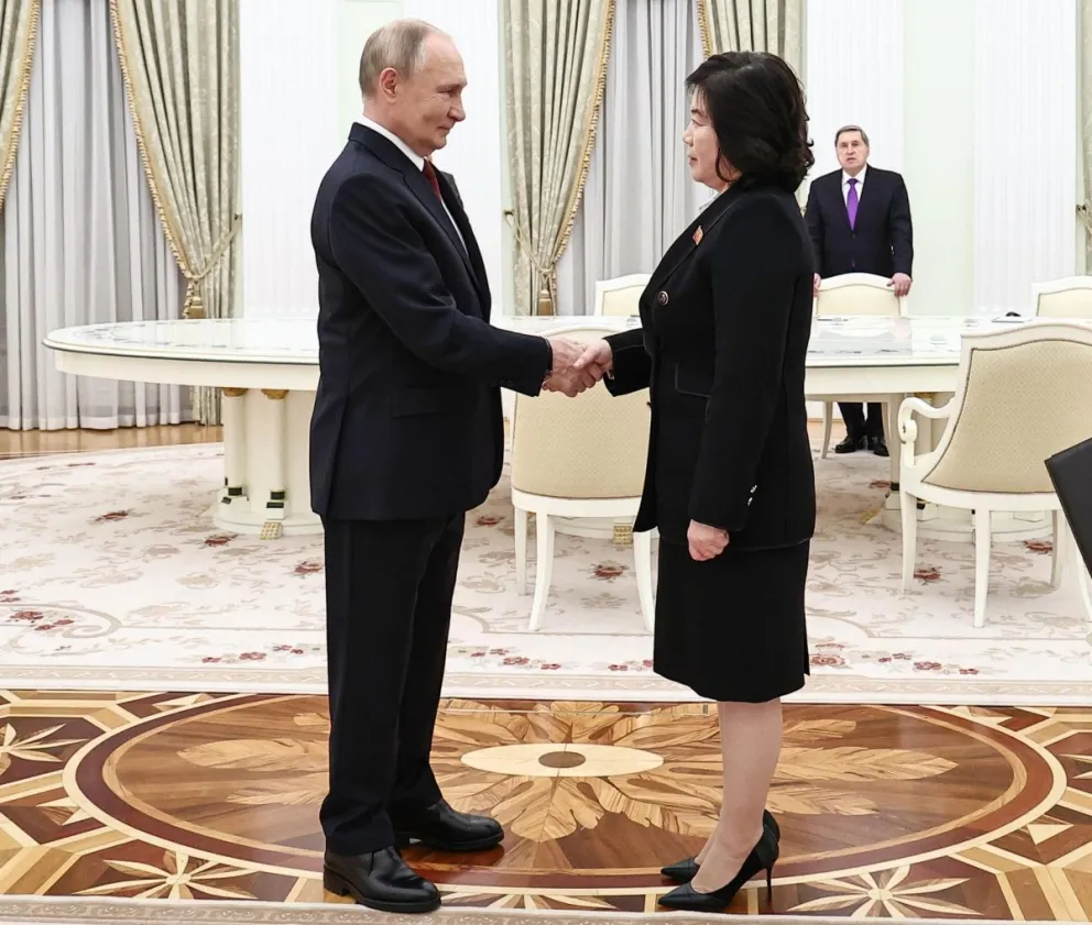 El presidente ruso, Vladimir Putin, y la responsable de Exteriores de Corea del Norte, en un encuentro en Moscú en 2024. EFE/EPA