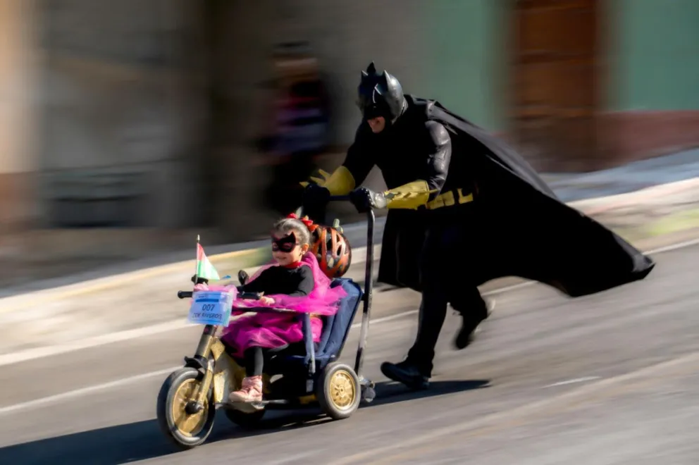 Personas participan en la XXV Carrera de Cochecitos sin Motor una tradición que une a padres e hijos para esta actividad que se realiza este sábado en las empinadas calles de La Paz (Bolivia). EFE