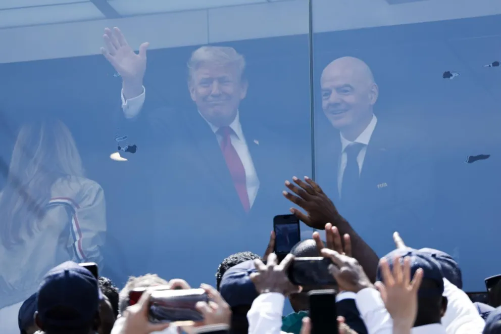 El presidente de EE.UU., Donald Trump, saluda junto al presidente de la FIFA, Gianni Infantino en la final del Mundial de la FIFA. Foto. EFE