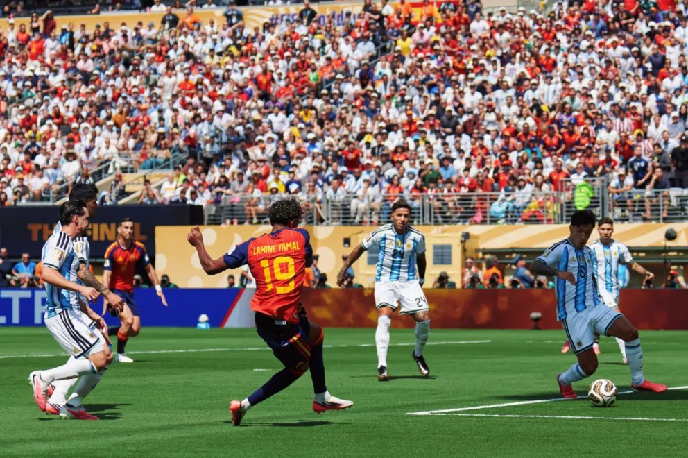 El español Lamine Yamal patea la pelota durante la final Foto: Selección de España.