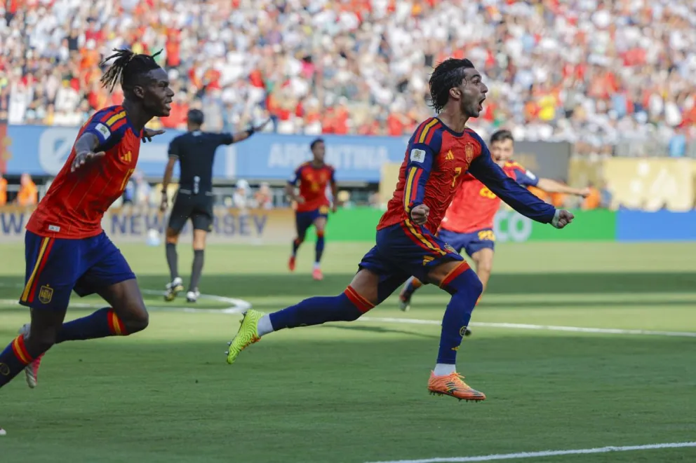 Ferran Torres (der.) celebra su gol de la victoria. Foto: EFE.