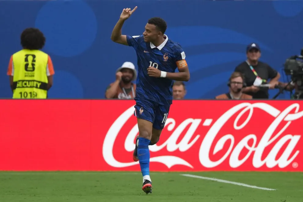 El delantero francés Kylian Mbappé  celebra su último gol en el juego del tercer puesto. Foto: EFE