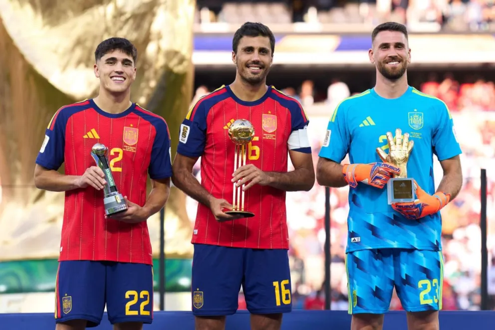 Los tres premiados de España con sus galardones individuales. Foto: Selección de España.