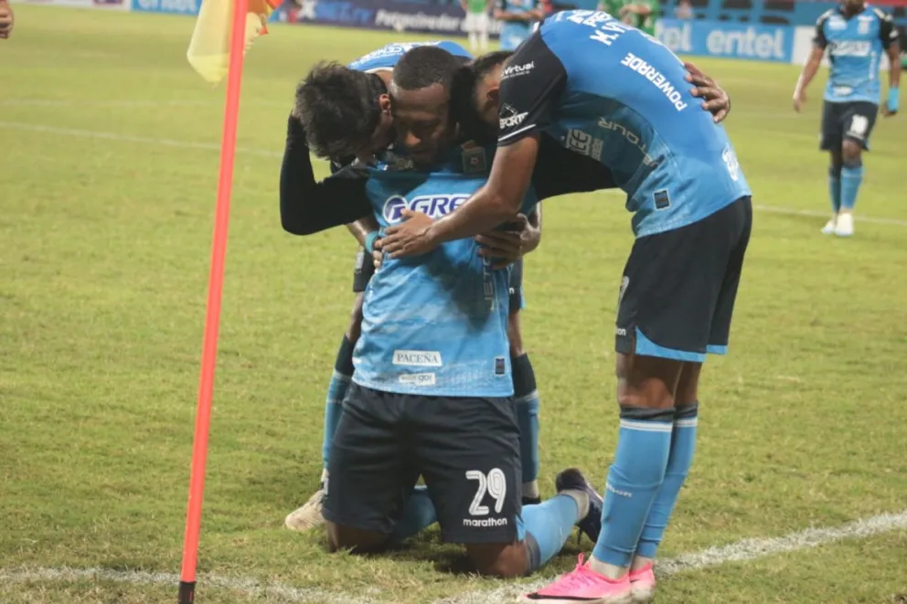 Garcés celebra el gol que le marcó a los tarijeños. Foto Marka Registrada