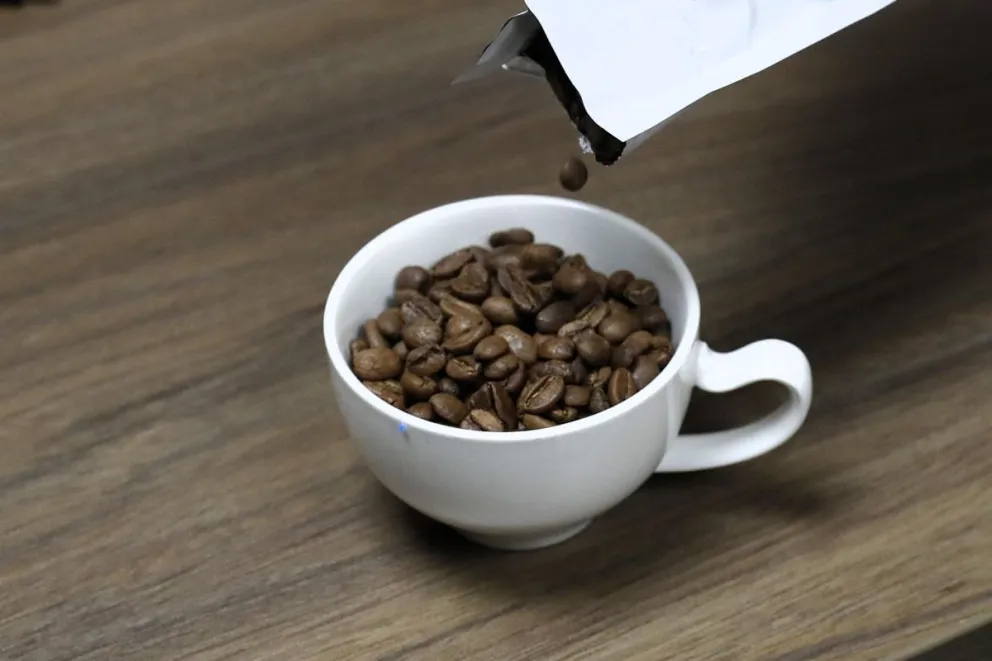 Una taza con granos de café. Foto: EFE