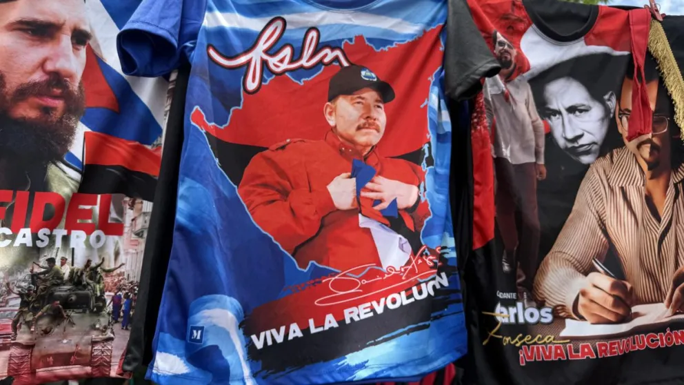 Una camiseta con la imagen del presidente de Nicaragua, Daniel Ortega, durante la celebración del 47 aniversario de la revolución que derrocó por la vía armada a la dictadura de Anastasio Somoza. Foto: EFE 