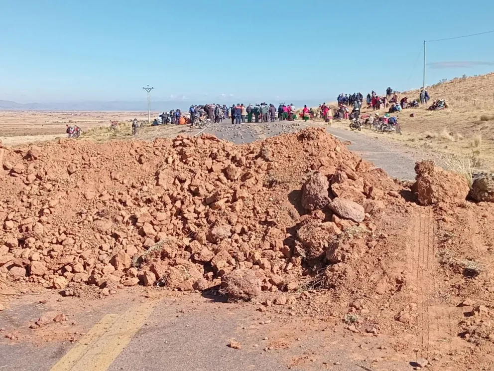 Los bloqueos que se llevaron por parte del sector campesino en la carretera internacional Río Seco–Desaguadero. Foto: RADIO Tiahuanacu Digital/Facebook