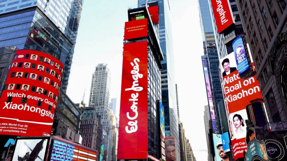 Entre las gigantescas pantallas publicitarias en la icónica plaza de Times Square destaca un llamativo anuncio de El Corte Inglés para celebrar la victoria de la selección española. Foto: EFE