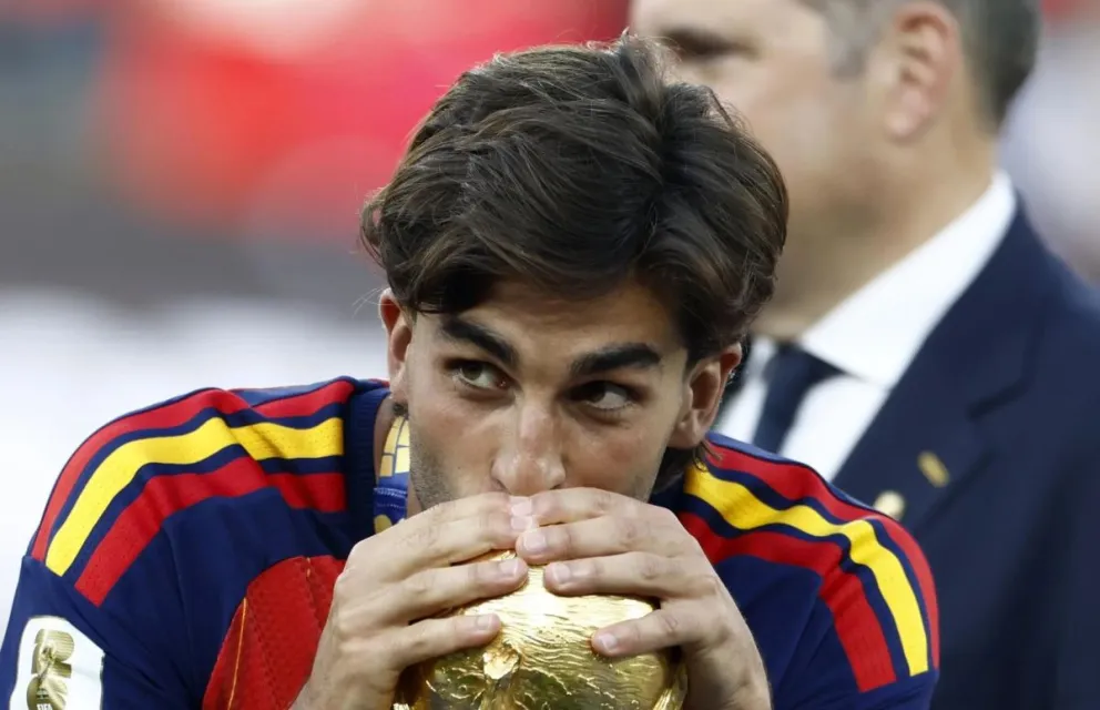 Ferran Torres besa el trofeo durante la ceremonia de entrega de premios. Foto: EFE