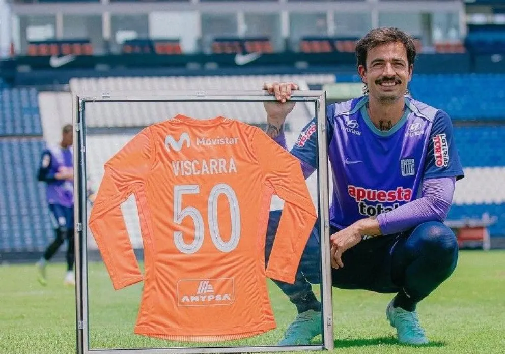 Guillermo Viscarra con la camiseta en conmemoración de los 50 partidos en la institución. Crédito: Alianza Lima