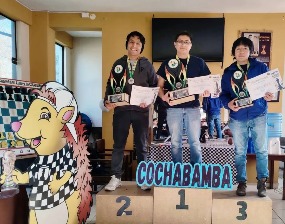 El podio masculino del torneo cochabambino. Foto: Federación Boliviana de Ajedrez.