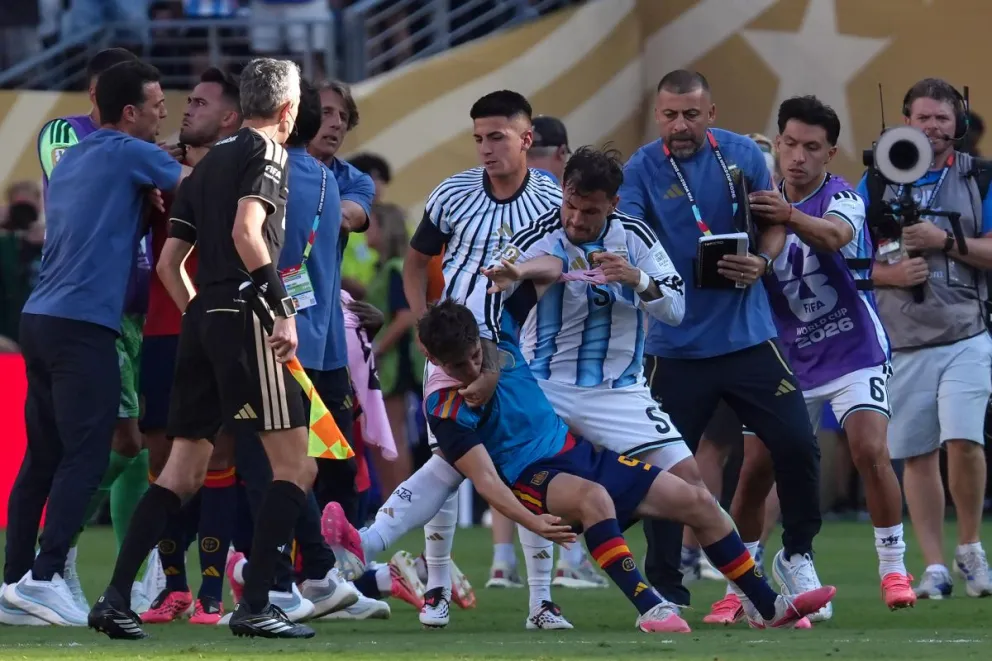 Leandro Paredes (centro), de Argentina, empuja a Gavi, de España, al finalizar el partido de la final del Mundial. Foto: EFE.